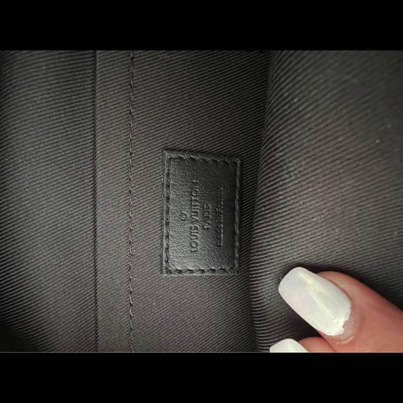 Louis Vuitton - Picture 9 of 10